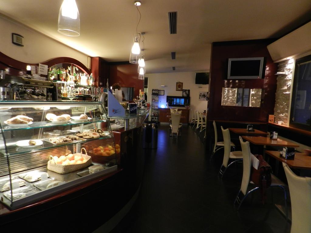 Locanda Trattoria Caffe Cavour Читтаделла Экстерьер фото