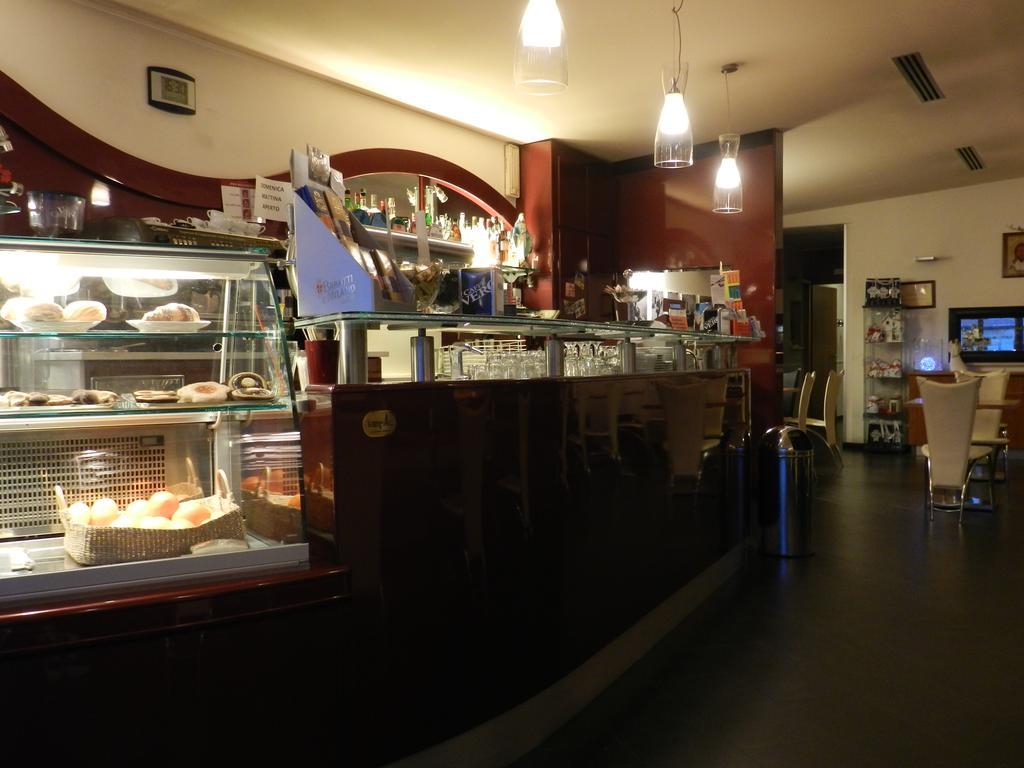 Locanda Trattoria Caffe Cavour Читтаделла Экстерьер фото