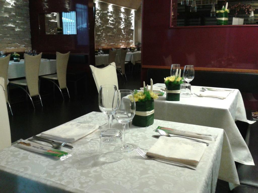 Locanda Trattoria Caffe Cavour Читтаделла Экстерьер фото
