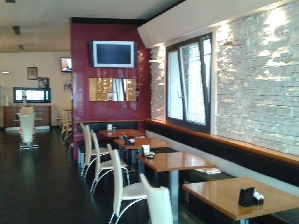 Locanda Trattoria Caffe Cavour Читтаделла Экстерьер фото